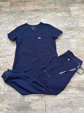 FIGS Navy V-Neck Scrub Set